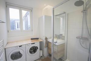 Kúpeľňa v ubytovaní Lille Wazemmes- Appartement avec balcon et vue