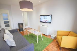 Televízia a/alebo spoločenská miestnosť v ubytovaní Lille Wazemmes- Appartement avec balcon et vue