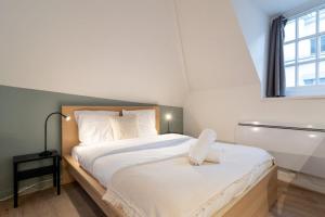 Postel nebo postele na pokoji v ubytování Lille Grand Place Nice and equipped studio!