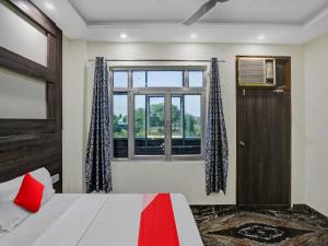 - une chambre avec un lit et une fenêtre dans l'établissement OYO Flagship 80984 Hotel Siddhi Vinayak, à Kanpur