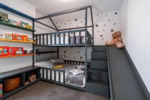 um quarto para crianças com um beliche e uma escada em The Tropical Corner by Rentbeat em Roma
