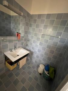 Ένα μπάνιο στο MAISON PROCHE MER LAGUNE INTERNET CANAL