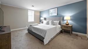 um quarto com uma cama grande e uma parede azul em Landing Modern Apartment with Amazing Amenities (ID2690X00) em Nashville