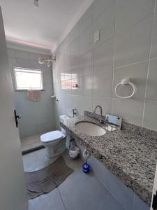 uma casa de banho com um lavatório e um WC em Edif Elias Pinto Coelho, apto.404 em Guarapari