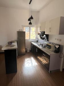 Η κουζίνα ή μικρή κουζίνα στο MAISON PROCHE MER LAGUNE INTERNET CANAL