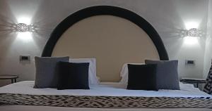 um quarto com uma cama e um espelho grande em House 4 Mori em Roma