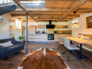 cocina y sala de estar con mesa y sillas en Ferienhaus Pflugwirts, en Oberkirch