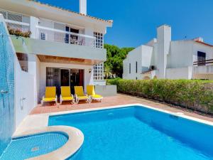 una villa con piscina frente a una casa en AL - Moradia Vila Brasil, en Vilamoura