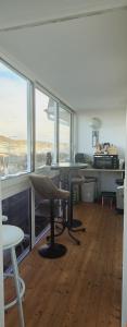 um escritório com uma secretária, uma cadeira e janelas em port de fecamp em Fécamp