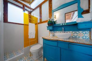 パイパにあるCabaña Aguamarina - Seilan Alojamiento Ruralのバスルーム(青いシンク、トイレ付) +22枚の写真