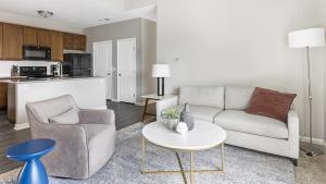 sala de estar con sofá y mesa en Landing Modern Apartment with Amazing Amenities (ID7649X87), en Dublin