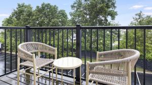 En balkong eller terrasse på Landing Modern Apartment with Amazing Amenities (ID7649X87)