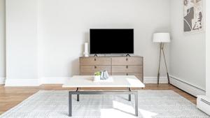 sala de estar con TV y mesa de centro en Landing Modern Apartment with Amazing Amenities (ID1222X746), en Chicago
