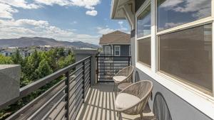 d'un balcon avec des chaises et une vue sur la ville. dans l'établissement Landing Modern Apartment with Amazing Amenities (ID7328X47), à Sparks