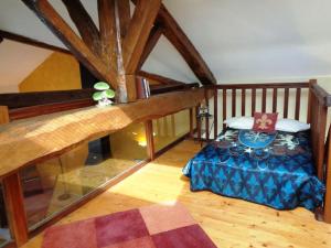 1 dormitorio con 1 cama en una habitación con suelo de madera en Château Winery la Batisse le minervois, en Laredorte