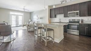 una cocina con isla en medio de una habitación en Landing Modern Apartment with Amazing Amenities (ID7828), en Raleigh