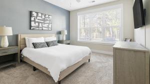 Un dormitorio con una cama grande y una ventana en Landing Modern Apartment with Amazing Amenities (ID7828), en Raleigh