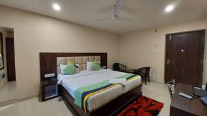 a bedroom with a large bed in a room at Goroomgo New Paradise Industrial Estate Bhubaneswar in Bhubaneshwar