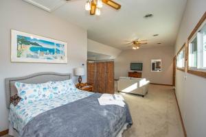 Un dormitorio con una cama y una sala de estar. en Waterfront House with Private Dock and Fishing, en Reedville