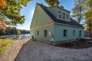 una casa en la orilla de un cuerpo de agua en Waterfront House with Private Dock and Fishing, en Reedville