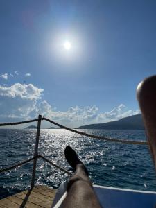 uma pessoa perna em um barco na água em Deluxe suit 401 em Kalkan