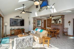 una sala de estar con un sofá y una mesa en Waterfront House with Private Dock and Fishing, en Reedville
