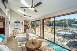 sala de estar con ventilador de techo y mesa en Waterfront House with Private Dock and Fishing, en Reedville