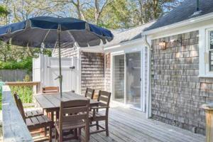 ヤーマスにあるMinutes to Nantucket Sound Beachesの木製テーブル(傘付)