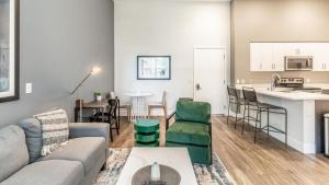 Il comprend un salon avec un canapé et une cuisine. dans l'établissement Landing Modern Apartment with Amazing Amenities (ID9011X8), à Fremont