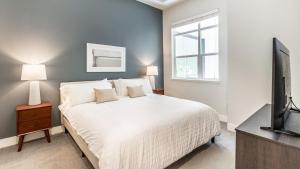 - une chambre avec un lit, une télévision et une fenêtre dans l'établissement Landing Modern Apartment with Amazing Amenities (ID9011X8), à Fremont