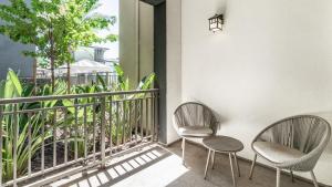 2 chaises et une table sur un balcon dans l'établissement Landing Modern Apartment with Amazing Amenities (ID9011X8), à Fremont