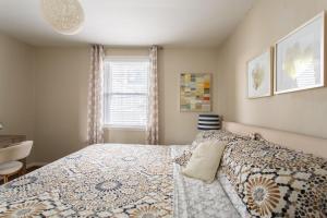 Un dormitorio con una cama grande y una ventana en Avalon close to downtown and park free, en Nashville