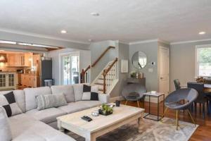 Contemporary Gem with Private Pool في بارنستابل: غرفة معيشة بها أريكة وطاولة