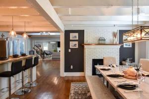 Contemporary Gem with Private Pool في بارنستابل: غرفة طعام مع طاولة ومدفأة