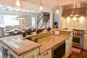 Contemporary Gem with Private Pool في بارنستابل: مطبخ كبير مع سطح عمل في الغرفة +26 صورة