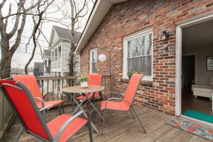 un patio con sillas y una mesa en una terraza en Avalon close to downtown and park free, en Nashville
