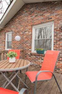 patio con mesa, sillas y pared de ladrillo en Avalon close to downtown and park free, en Nashville