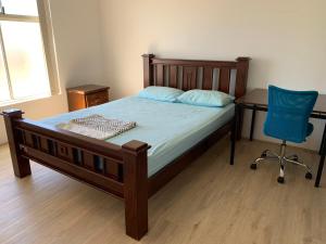 um quarto com uma cama, uma secretária e uma cadeira em 41A5 -near Perth airport, CDB, East Perth, Curtin University, Victoria Park, TAFE em Perth
