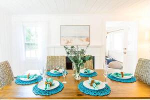 Et opholdsområde på 3 Min Walk to Beach Large Fenced Yard