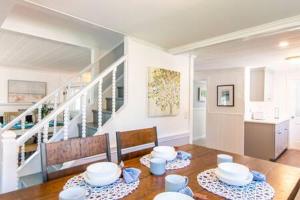 Et opholdsområde på 3 Min Walk to Beach Large Fenced Yard