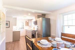 Køkken eller tekøkken på 3 Min Walk to Beach Large Fenced Yard