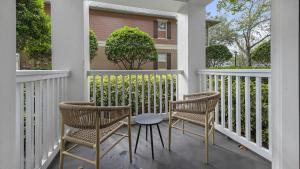 2 sillas y una mesa en un porche en Landing Modern Apartment with Amazing Amenities (ID4287X36), en Orlando