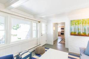 Et opholdsområde på 3 Min Walk to Beach Large Fenced Yard + 24 billeder