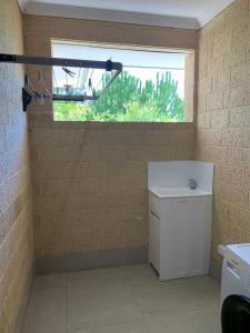 uma casa de banho com um lavatório branco e uma janela em 41A5 -near Perth airport, CDB, East Perth, Curtin University, Victoria Park, TAFE em Perth