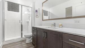een badkamer met een wastafel, een toilet en een douche bij Landing Modern Apartment with Amazing Amenities (ID7588X22) in Fort Myers