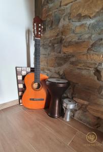 una guitarra sentada junto a un inodoro en una habitación en Istrian Perfect Life, en Šmarje