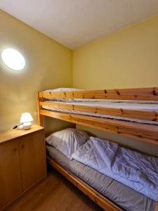 1 dormitorio con 2 literas y lámpara en Ferienpark N05-008 Ferienpark, en Heiligenhafen