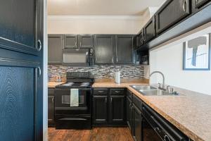 Una cocina o zona de cocina en Landing Modern Apartment with Amazing Amenities (ID3763X8)