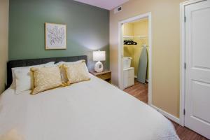 Katil atau katil-katil dalam bilik di Landing Modern Apartment with Amazing Amenities (ID1957X30)