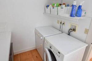 uma lavandaria com máquina de lavar e secar roupa em Featured in Cape Cod Life Magazine em Barnstable